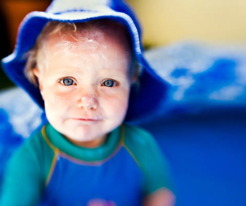 Mineralische Sonnencreme, UV-Kleidung und Sonnenhut so ist ein Baby perfekt vor der Sonne geschützt