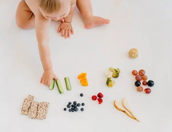 Ein Baby sucht sich intuitiv die richtigen Lebensmittel für sich aus