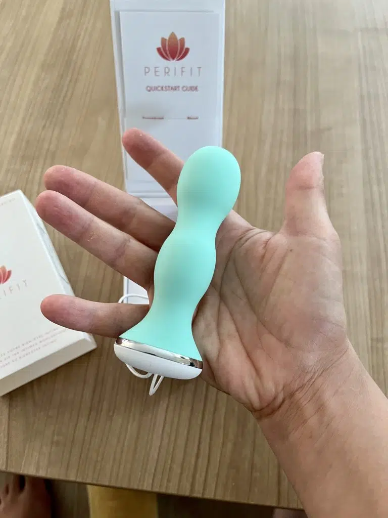 Der Perifit Kegel-Trainer liegt angenehm in der Hand
