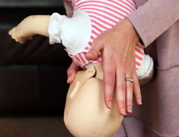 Erste Hilfe für Babys bei Verschlucken
