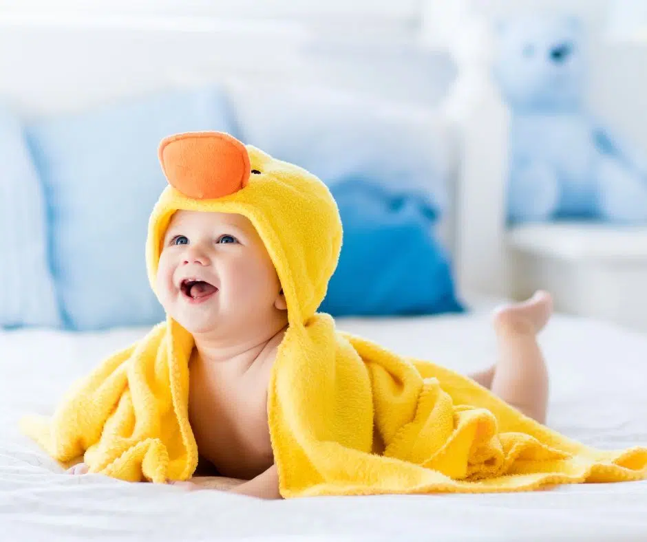 Babys lieben es zu planschen in der Badewanne