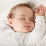 Eine Gewichtsdecke kann den Schlaf deines Babys verbessern