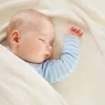 Sensorische Therapiedecken finden mittlerweile bei vielen Schlafproblemen von Babys und Kindern Einsatz. 