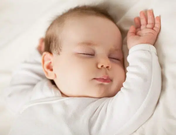 Eine Gewichtsdecke kann den Schlaf deines Babys verbessern