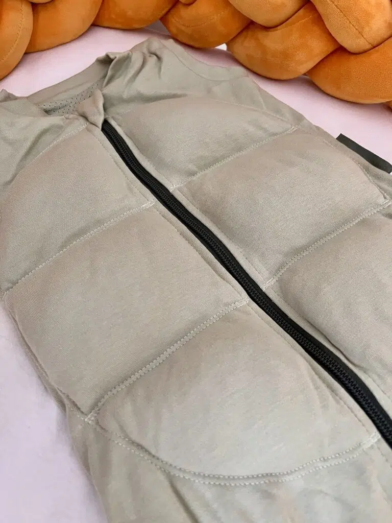 Gewichte auf der Brust im gewichteten Schlafsack von Babydeepsleep