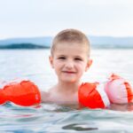 Bis Kinder sicher schwimmen können müssen sie Schwimmflügel tragen