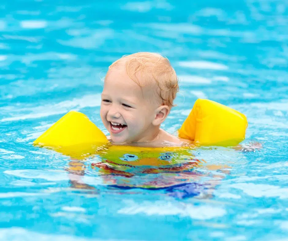 Manche Kinder fuehlen sich mit Schwimmfluegeln wohler andere mit Schwimmwesten