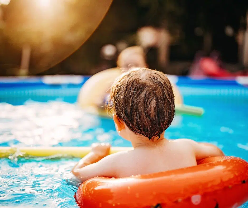 Mit einem Jahr kann das Kind von einem Ring auf Schwimmfluegel oder Schwimmweste umsteigen