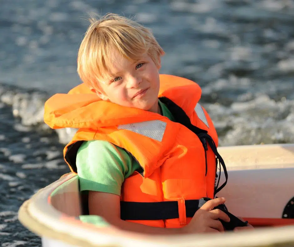 Schwimmwesten fuer Kinder beim Segeln unerlaesslich
